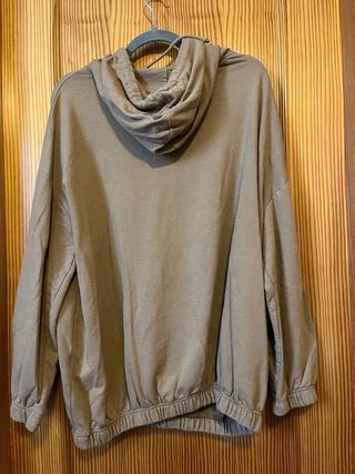 Sudadera oversize beige ligera
