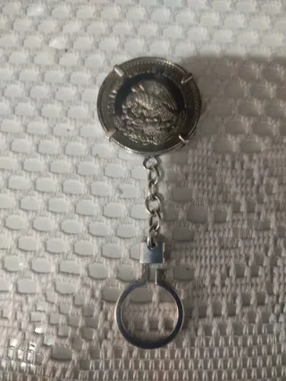 Llavero de plata con moneda antigua