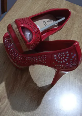 Zapatos tacón rojos con diseño calado