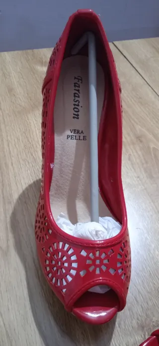 Zapatos tacón rojos con diseño calado