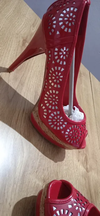 Zapatos tacón rojos con diseño calado