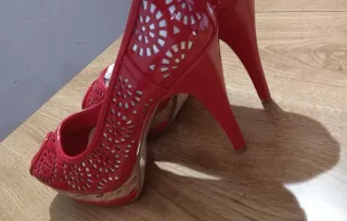 Zapatos tacón rojos con diseño calado