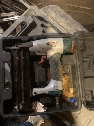 Pistola de clavos neumática