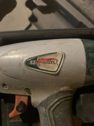 Pistola de clavos neumática