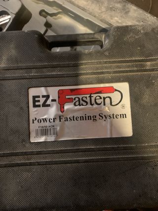 Pistola de clavos neumática