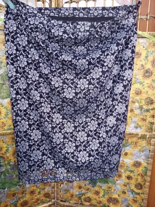 Falda de encaje floral