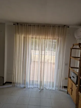 Tende beige e bianche in tessuto