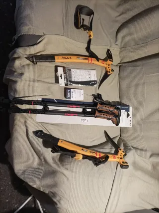 Piolets Axar Charlet Moser y Bastones Leki