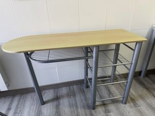 Mesa alta con 2 taburetes