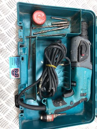 Taladro percutor Makita HR2470 con maletín