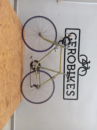 Bicicleta de carretera dorada