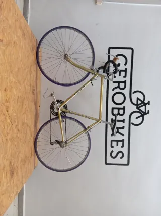 Bicicleta de carretera dorada