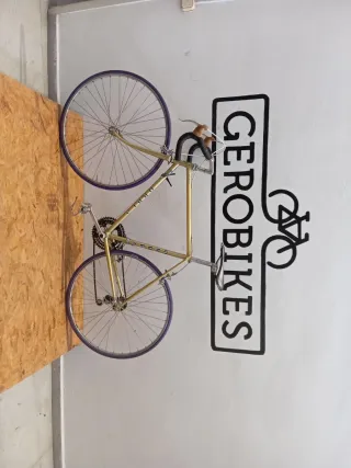 Bicicleta de carretera dorada