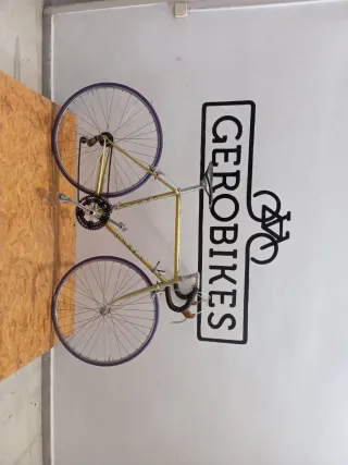 Bicicleta de carretera dorada