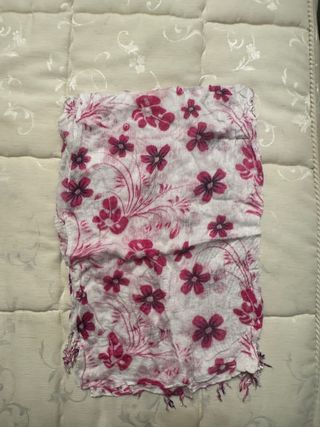 Bufanda fina floral rosa y blanca