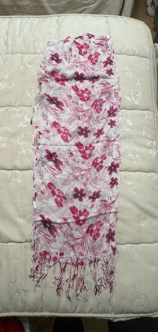 Bufanda fina floral rosa y blanca