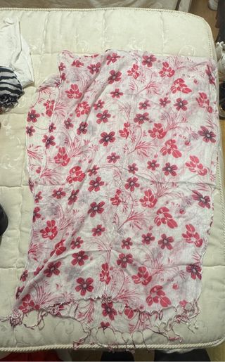 Bufanda fina floral rosa y blanca