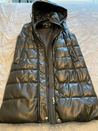 Chaleco largo efecto piel Stradivarius