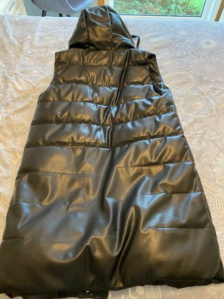 Chaleco largo efecto piel Stradivarius