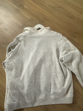 Sudadera gris con cuello polo