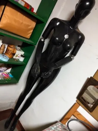 Maniquí negro brillante