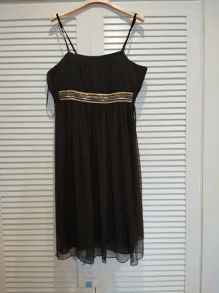 Vestido negro con detalles dorados