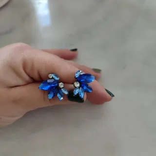 Pendientes azules con pedrería