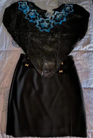 Conjunto Falda y Top Negro con Detalles Azules