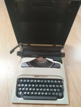 Máquina de escribir Olivetti Pluma 22