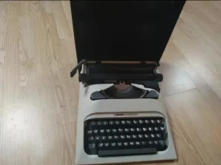 Máquina de escribir Olivetti Pluma 22