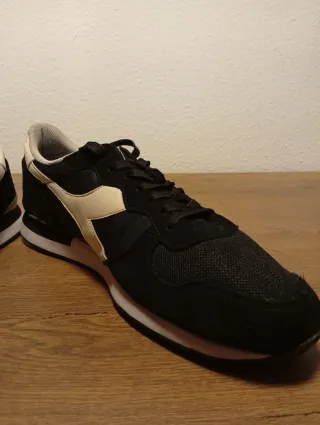 Zapatillas Diadora Negras y Blancas
