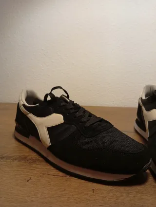 Zapatillas Diadora Negras y Blancas