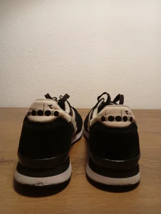 Zapatillas Diadora Negras y Blancas
