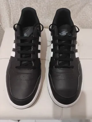 Zapatillas Adidas Negras y Blancas