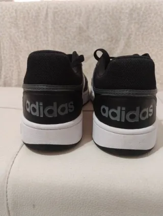Zapatillas Adidas Negras y Blancas