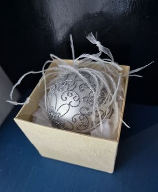 Palla di Natale decorata con piume