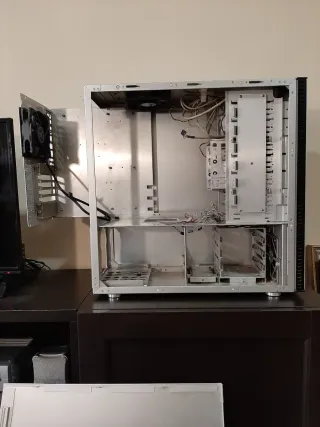 Caja PC Lian-Li. Aluminio