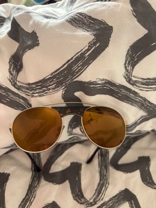 Gafas de sol doradas y marrones de Giorgio Armani