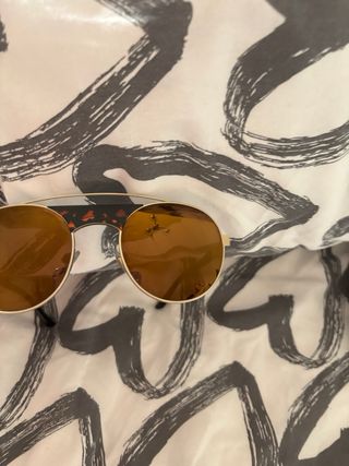 Gafas de sol doradas y marrones de Giorgio Armani