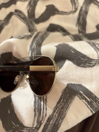 Gafas de sol doradas y marrones de Giorgio Armani