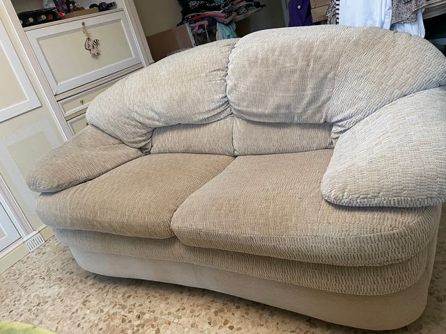 Sofá de 2 plazas en tela beige