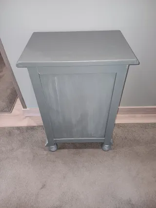 Cajonera de madera gris y blanca