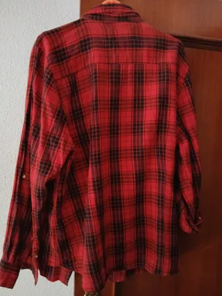Camisa de franela a cuadros roja y negra