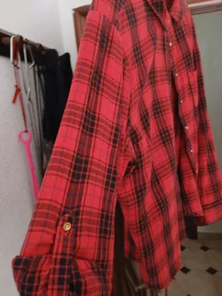 Camisa de franela a cuadros roja y negra