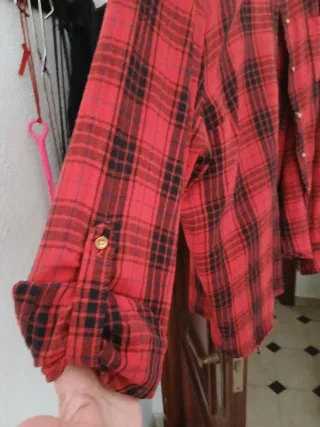 Camisa de franela a cuadros roja y negra