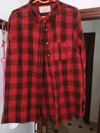 Camisa de franela a cuadros roja y negra