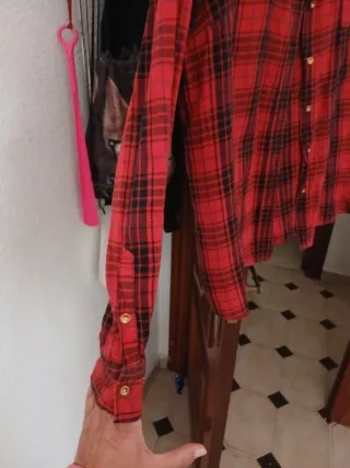 Camisa de franela a cuadros roja y negra