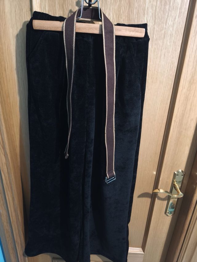 Pantalón pana negro con cinturón