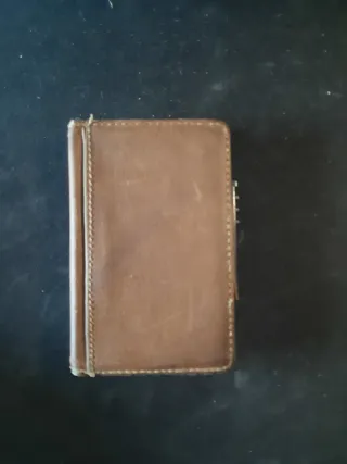 Cartera de piel marrón tarjetas