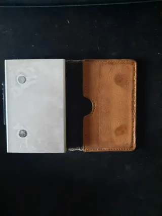 Cartera de piel marrón tarjetas